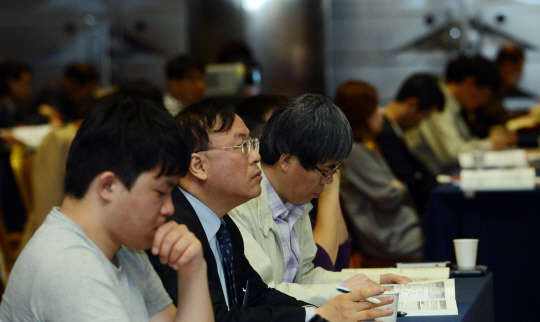 디지털타임스가 주최하고 미래창조과학부, 한국정보화진흥원, 한국인터넷진흥원이 후원하는 '2015 디지털인사이트 콘퍼런스'가 12일 서울 삼성동 코엑스 그랜드볼룸에서 'IoT시대, 생존전략을 찾아라'를 주제로 열렸다. 이날 행사에서 참석자들이 기조강연을 경청하고 있다.  사진=김민수기자 ultrartist@